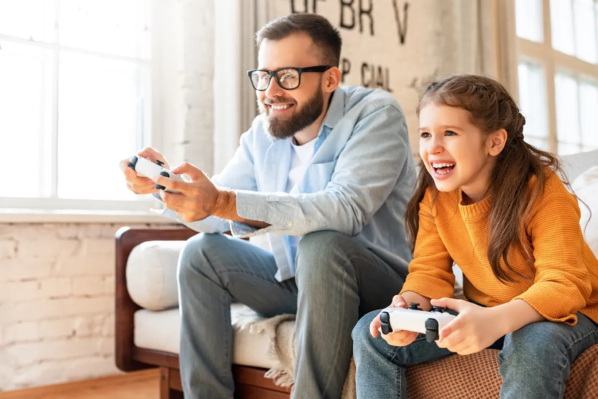 Father and daughter gaming together on Arriva fiber internet